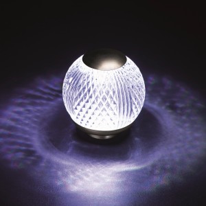 Dekoratívna nočná lampa s krištáľovým vzorom a jemným svetlom.