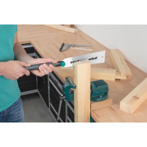 Japonská píla Wolfcraft (240 mm) v akcii: Drevo je upnuté a pílené.