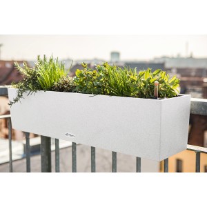Lechuza Balconera Stone 80, kremenná biela, osadený kvetináč so zavlažovacím systémom na balkón.