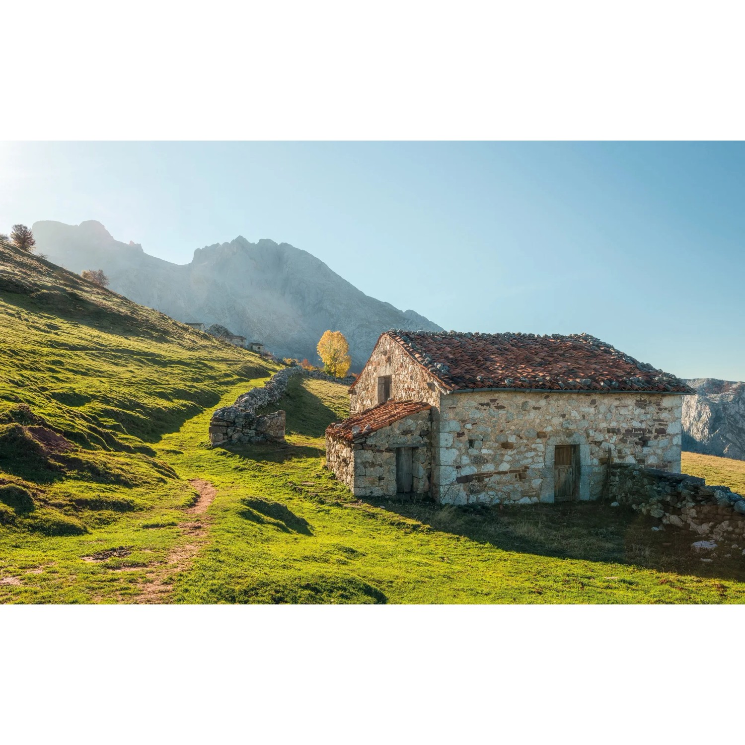 E-shop Komar Vliesová fototapeta Picos de Europe Alm 450 x 280 cm