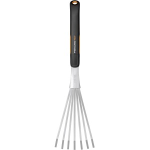 Fiskars Xact ručné hrable s 7 zubami, ideálne na lístie a pokosenú trávu v malých záhonoch.