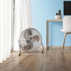 Chrómový podlahový ventilátor OBI (Ø 45 cm) v modernej pracovni.