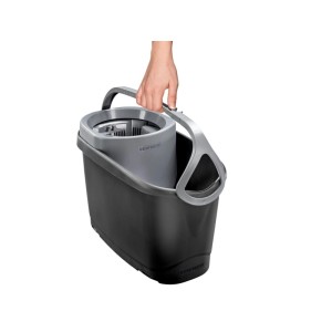 Ruka nesie čistiace vedro Leifheit CLEAN TWIST M Ergo Black so žmýkacím mechanizmom. Tmavosivé vedro.