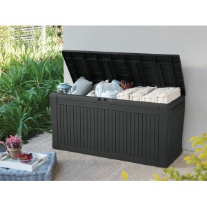 Otvorený úložný box Keter Comfy 270 l v antracitovej farbe s poduškami a vankúšmi v záhrade.