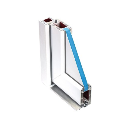 Rez bielymi plastovými vedľajšími vchodovými dverami K 301 s ISO zasklením a 3D pántmi.