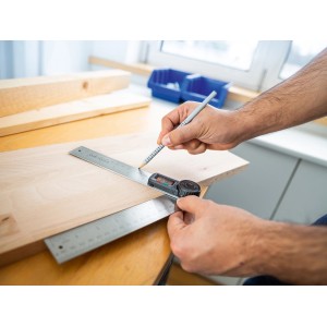 LUX Digitálny uhlomer 40 cm pri používaní na drevenej doske s ceruzkou.