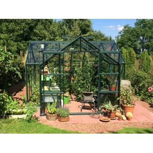 Skleník Vitavia Sirius smaragdový so základom, 13 m², v záhrade s rastlinami.