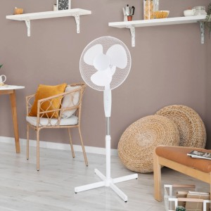 Biely stojanový ventilátor, Ø 40 cm, výška 120 cm, v obývacej izbe.