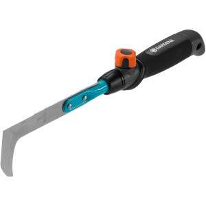 Škrabka na škáry Gardena combisystem s nerezovou čepeľou a ergonomickou rukoväťou.
