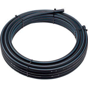 Čierna PE rúra (Ø 25 mm x 25 m) zvinutá do kruhu s modrými pruhmi. Flexibilná pre studenú vodu.