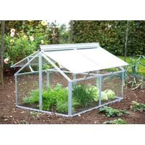 Parenisko Vitavia Gaia Jumbo s ESG sklom, hliníkový rám, 83x119x72cm, v záhrade s rastlinami.