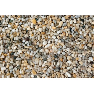 Detailný záber farebného štrku (4-8 mm) v Big-Bagu, ideálny pre detské ihriská.