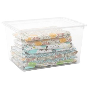 Priehľadný úložný box KIS C XL s vekom a 4 kolieskami, naplnený látkami.
