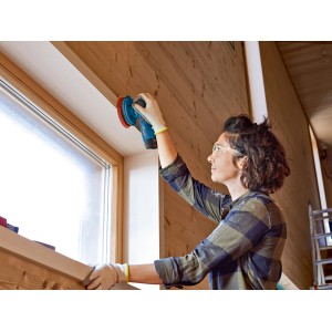 Žena brúsi drevo s akumulátorovou excentrickou brúskou Bosch Professional GEX 12V-125.