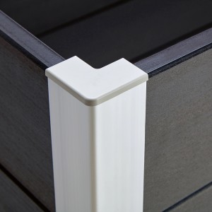 Detail sivého WPC vyvýšeného záhona s hliníkovými stĺpikmi a WPC panelmi.