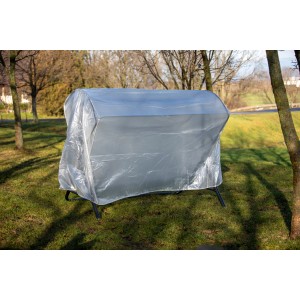Priehľadný ochranný obal na hojdačku Hollywood, cca 215x155x150 cm, na trávniku v záhrade.