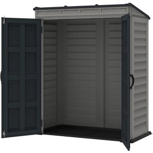 Otvorený sivý plastový záhradný domček Duramax YardMate Pent s dvojitými dverami a čiernou podlahou.