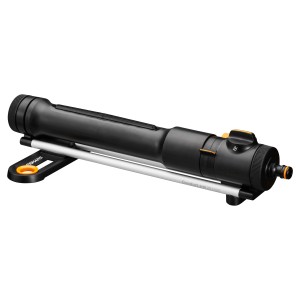 Oscilačný zavlažovač Fiskars Comfort S-M, čierno-oranžový, na zavlažovanie záhrady.