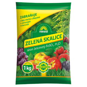 Balenie zelenej skalice na hnojenie trávnika proti machu a lišajníkom.