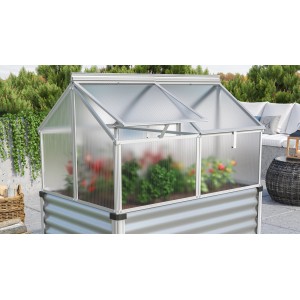 Vitavia Gaia Jumbo parenisko s hliníkovým rámom a polykarbonátovými panelmi, umiestnené na vyvýšenom záhone.