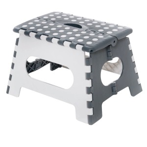 Skladacia stolička One Step, sivo-biela, nosnosť 150 kg. Praktická stolička pre domácnosť a dielňu.