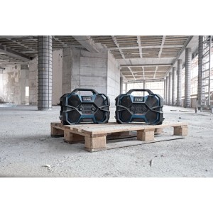 Dve rádiá Bosch Professional GPB 18 VH-6 SRC na palete na stavenisku. Robustné akumulátorové zariadenie s DAB+, Bluetooth.