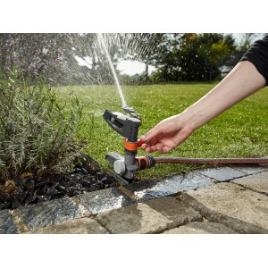 Zavlažovač Gardena Comfort zavlažuje trávnik. Impulzný, kruhový a sektorový zavlažovač v prevádzke.