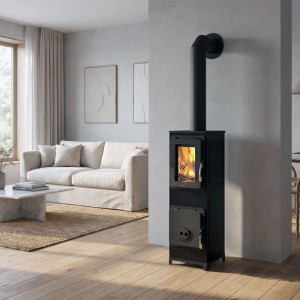 Čierne liatinové krbové kachle 7,2 kW v modernej obývačke. Oheň horí za sklom.