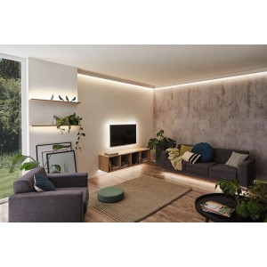 Obývacia izba s nepriamym osvetlením pomocou LED pásikov Paulmann MaxLED RGBW.