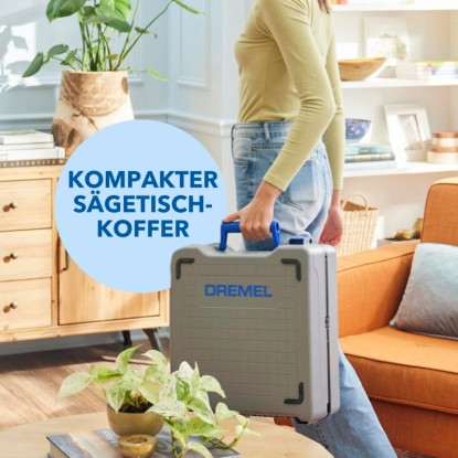 Dremel Mobile-Sägestation CS12V-S1C kotúčová píla v kufríku s pílovým stolom, nesená osobou.