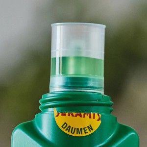 Detailný záber Seramis Vitalnahrung pre zelené rastliny a palmy, 500ml fľaša.