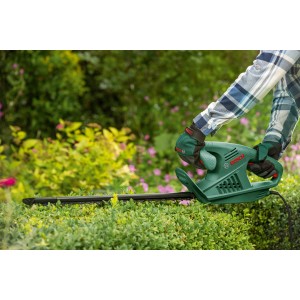 Elektrické nožnice na živý plot Bosch EasyHedgeCut 45 v akcii pri strihaní živého plota.