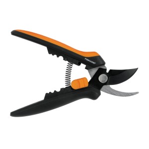 Kvetinové nožnice Fiskars SP141, záhradné nožnice s čiernou rukoväťou a oranžovými akcentmi.