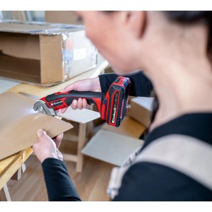 Akumulátorový univerzálny nôž Einhell TE-UC 18/6 Li pri rezaní kartónu.