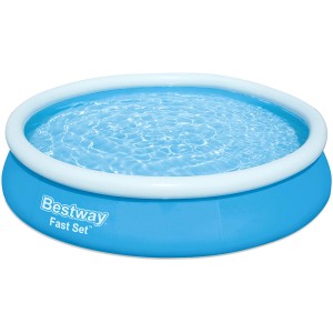 Modrý bazén Bestway Fast Set, Ø 366 cm, okrúhly rýchlorozkladací bazén naplnený vodou a bielym vzduchovým prstencom.