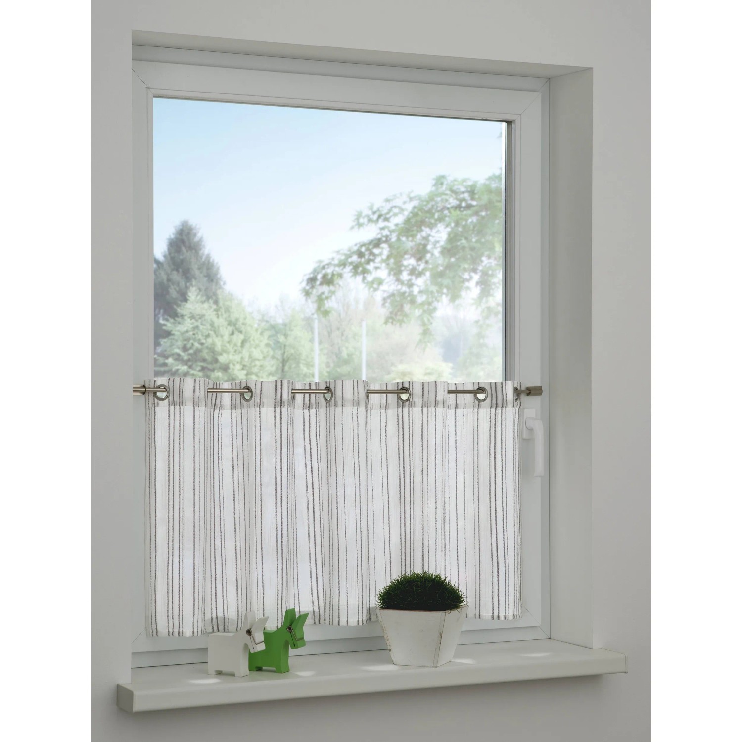 E-shop Bennetti Vitrážová záclona s otvormi, tkané pruhy, striebornosivá 140 x 45 cm
