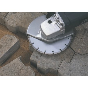Diamantový rezný kotúč 115 mm používaný s uhlovou brúskou na rezanie dlažobných kociek.
