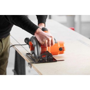 Ručná okružná píla Black+Decker CS1550 reže drevo.
