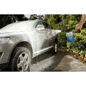 Kärcher FJ6 penová dýza v prevádzke: Auto je striekané čistiacim prostriedkom.
