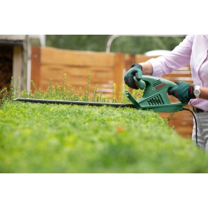Elektrické nožnice na živý plot Bosch EasyHedgeCut 55 pri strihaní živého plota.