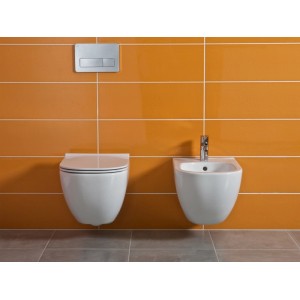 Závesné WC a bidet v bielej farbe s ovládacím panelom na oranžovej stene.