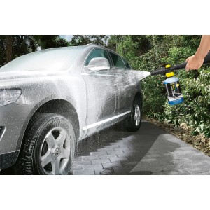 Auto čistené autošampónom Kärcher RM 610 a tlakovým čističom.