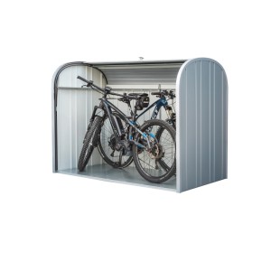 Strieborná záhradná úložná skrinka Biohort StoreMax 190 s otvorenou roletou, vo vnútri dva bicykle.