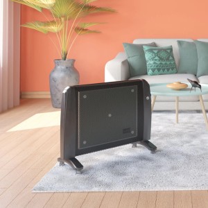 Čierny ohrievač vĺn Harstad 1 500 W v obývacej izbe s kobercom a sedačkou.