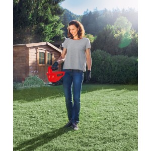 Žena používa rozmetadlo Einhell Power X-Change GE-US 18 Li v záhrade.