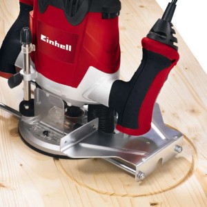 Horná fréza Einhell TE-RO 1255 E frézuje kruh do dreva.