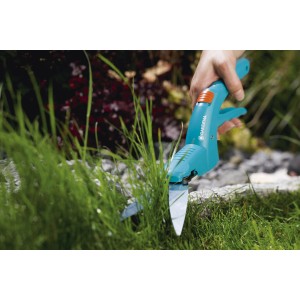 Nožnice na trávu Gardena Classic strihajú okraje trávnika. Ručné nožnice na trávu s modrou rukoväťou.