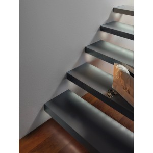 Osvetlené schodisko s LED pásikom Paulmann YourLED Strip 97 cm teplá biela pre nepriame osvetlenie.