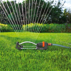 Zavlažovač Gardena Aqua S 220: Obdĺžnikový zavlažovač pre presné a rovnomerné zavlažovanie trávnika.
