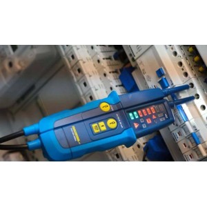 Skúšačka napätia Pancontrol PAN MV-1000A, 12-1000 V, s LED displejom a testovacími hrotmi pred rozvodnou skriňou.